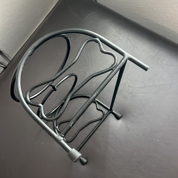 Food bowl stand for a small pet. - Picture 2 of 3